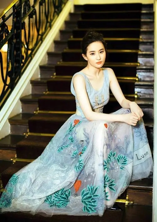 说:王一点也不像傻根那么纯洁善良单纯,他太贼了