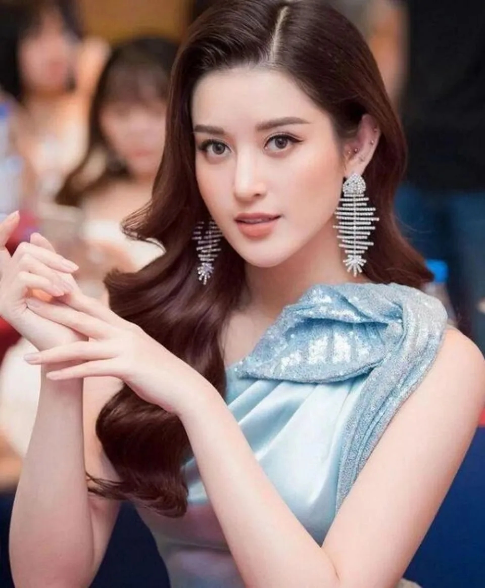 Lisa白莲花度假村第三季造型曝光,皮肤黝黑疑似穿女佣装,泰味浓