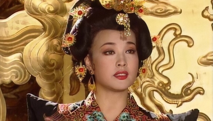 41岁唐嫣美的很有底气!和罗晋一起逛迪士尼乐园,粉色穿搭很少女