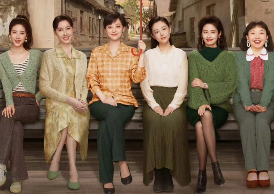 马思唯携新女友机场亮相,卫衣牛仔裤搭配时尚难辨