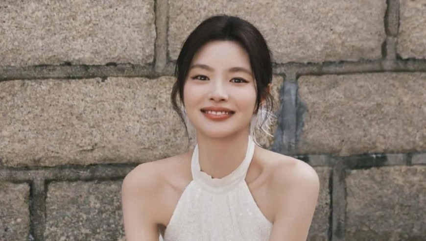 王晨正带女友祭拜爷爷,评论区曝丫头现状,曾为其花数十万盖房
