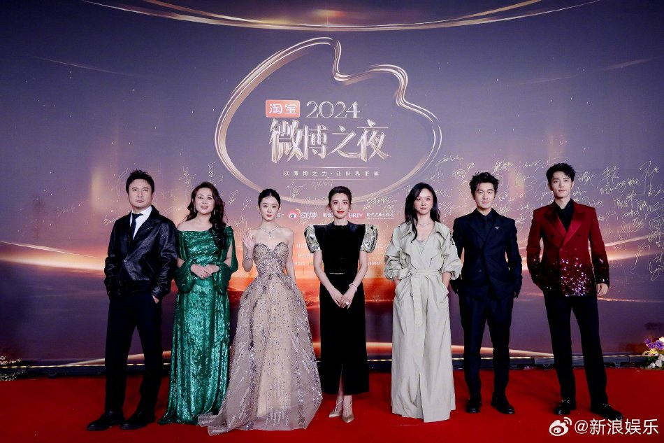 小渔村来了位“外国明星”!紧揽74岁村民不撒手,61年前做过知青