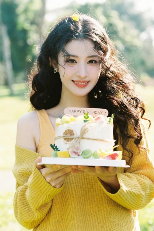  陈昊森兰西雅恋情曝光：当街搂抱，同骑单车