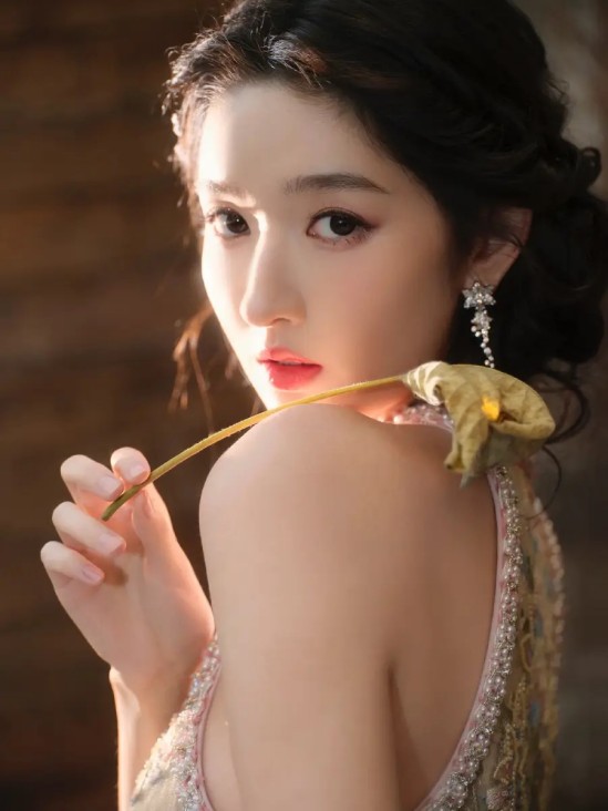 看到抢烟花箱子的大妈，我想起了“垃圾女王”