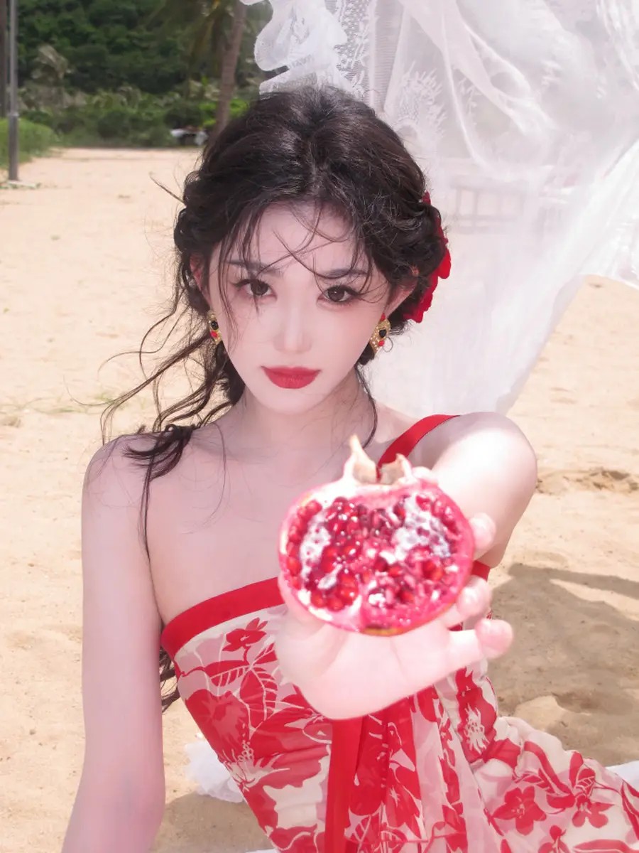 张俪写真明艳如初：169cm“蛇系美人”的底气，是林喜柔那双淬毒的眼睛