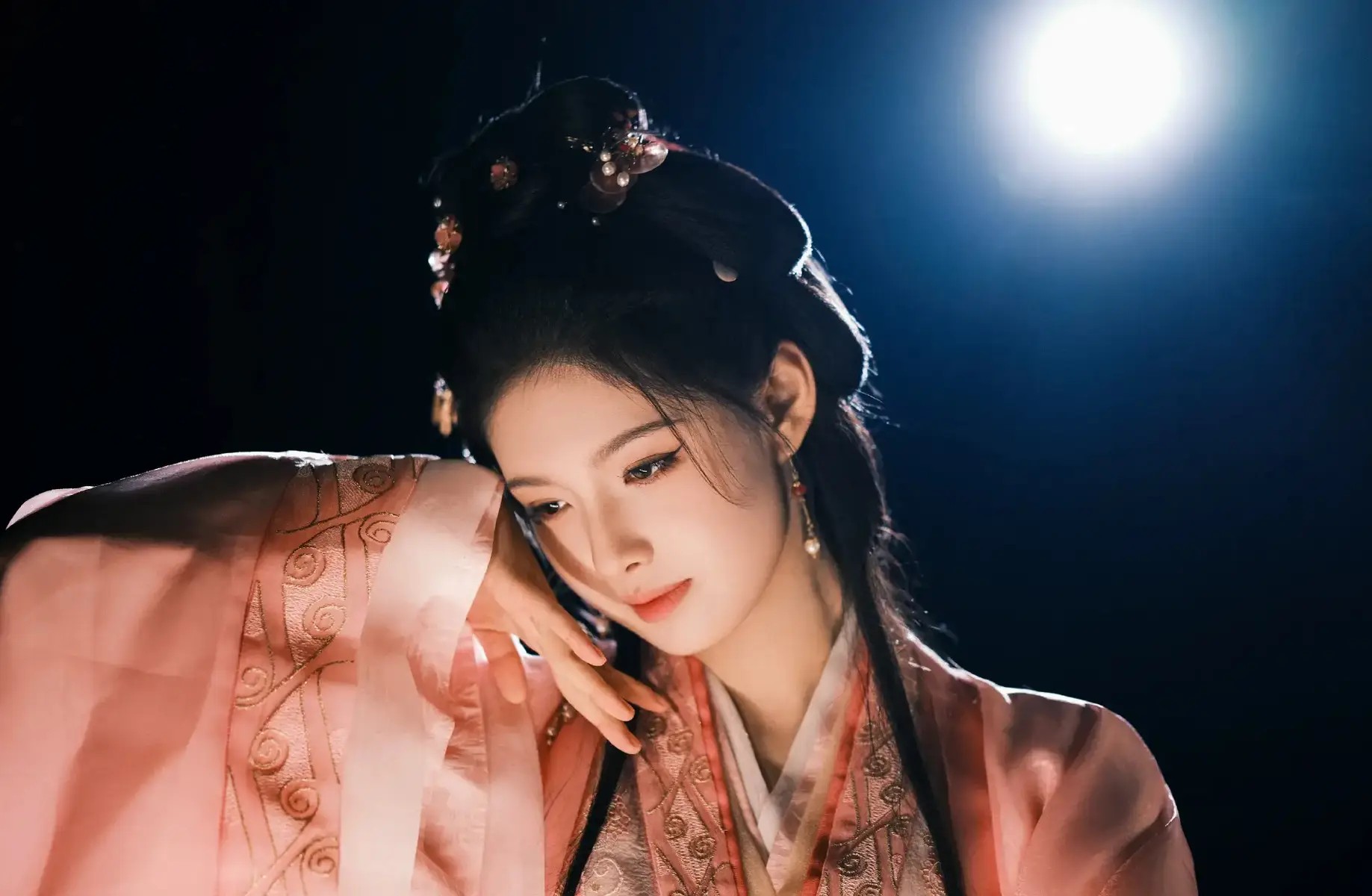 颜值两极争议！吴彦祖13岁女儿近照曝光，有人吐槽长残有人夸高级脸